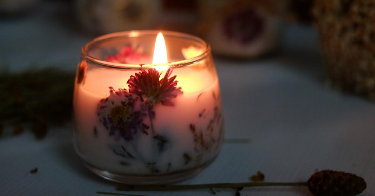 Направи си сам: Флорални свещи с изсъхнали цветя