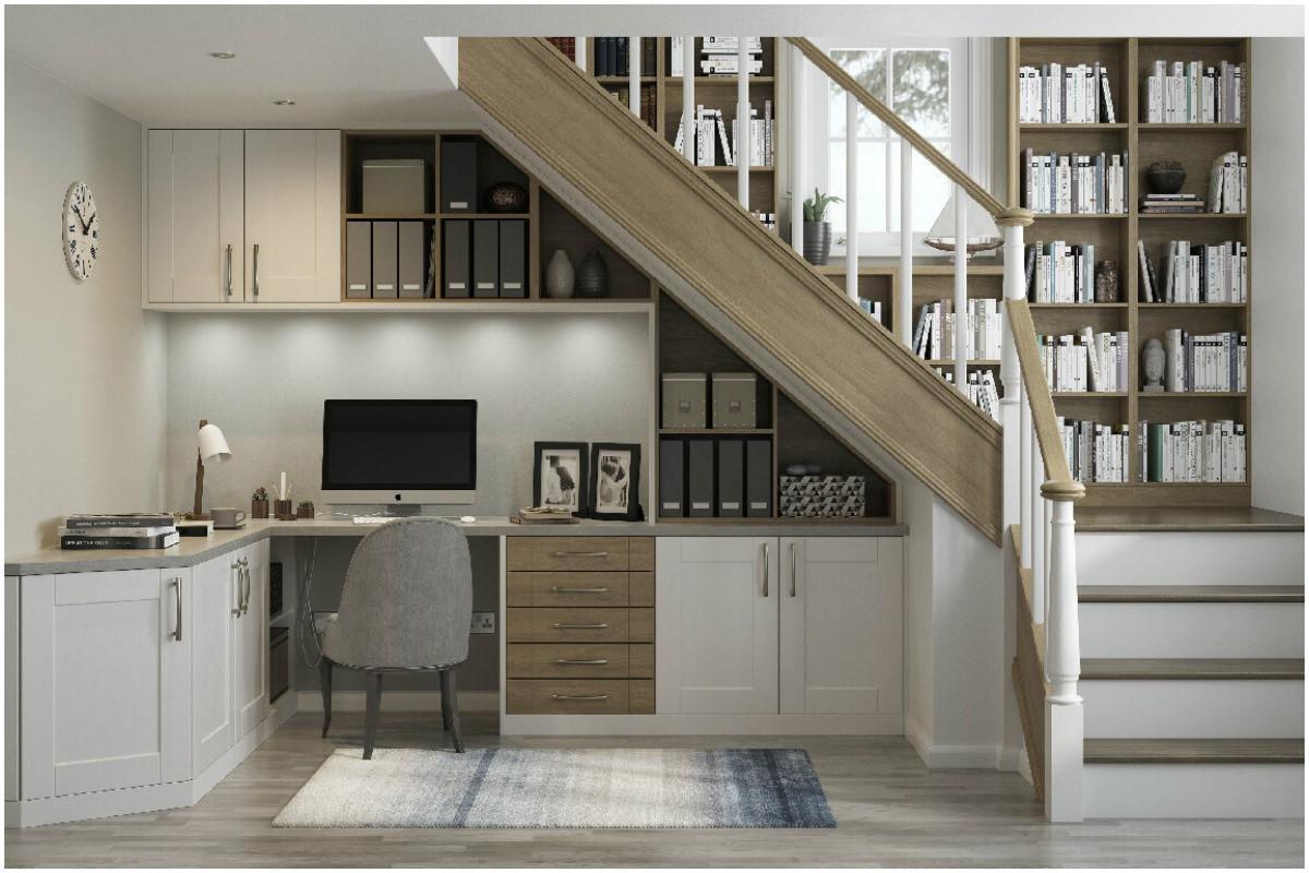 Домашен функционален и компактен офис под вашетo стълбище