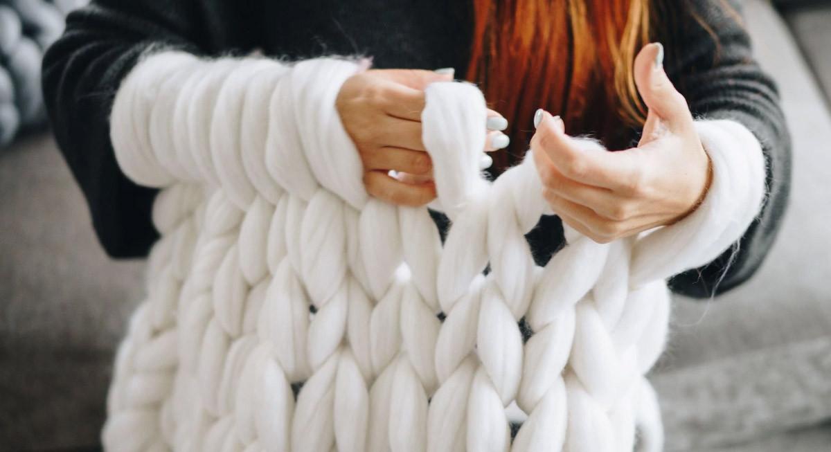 Как да изплетем модерно пухкаво одеяло от мериносова прежда?