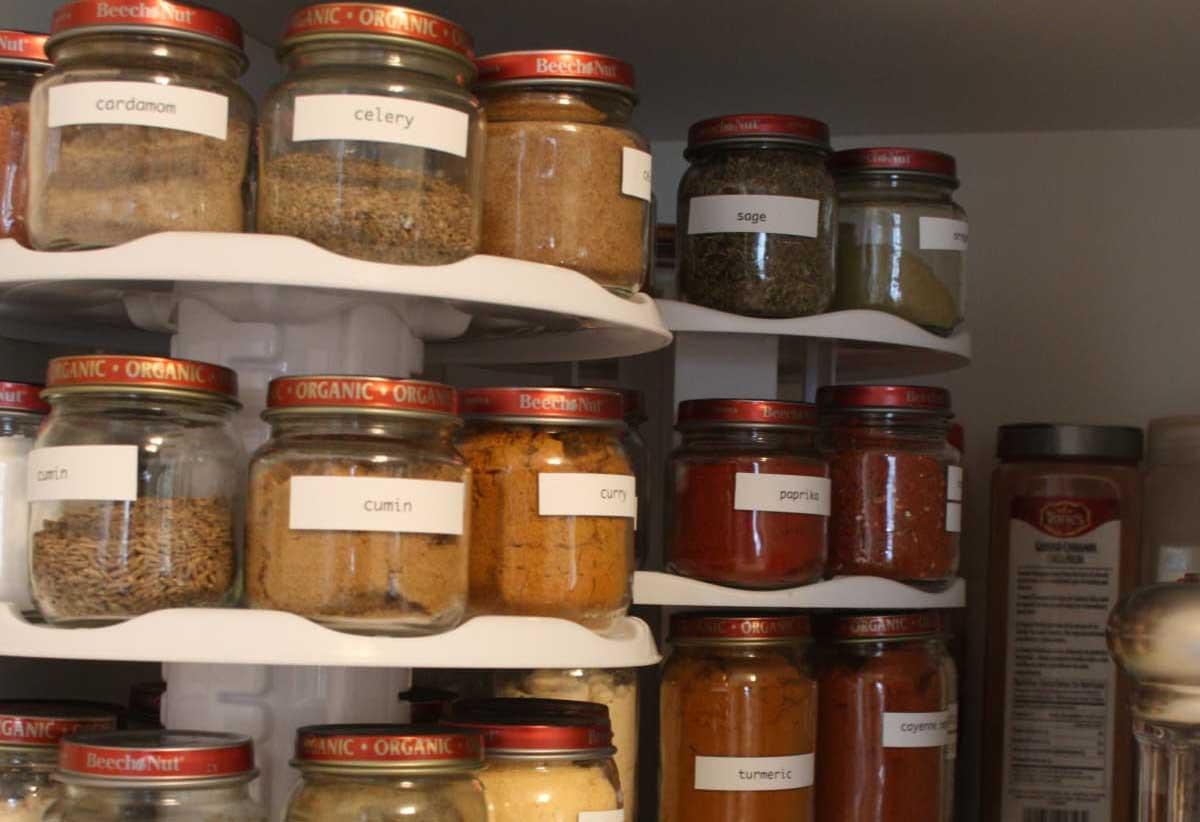 Брандирайте ги в еднакви кутии или буркани