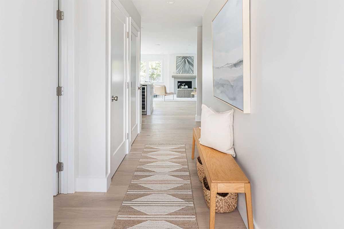 Тесни коридори и претрупани апартаменти