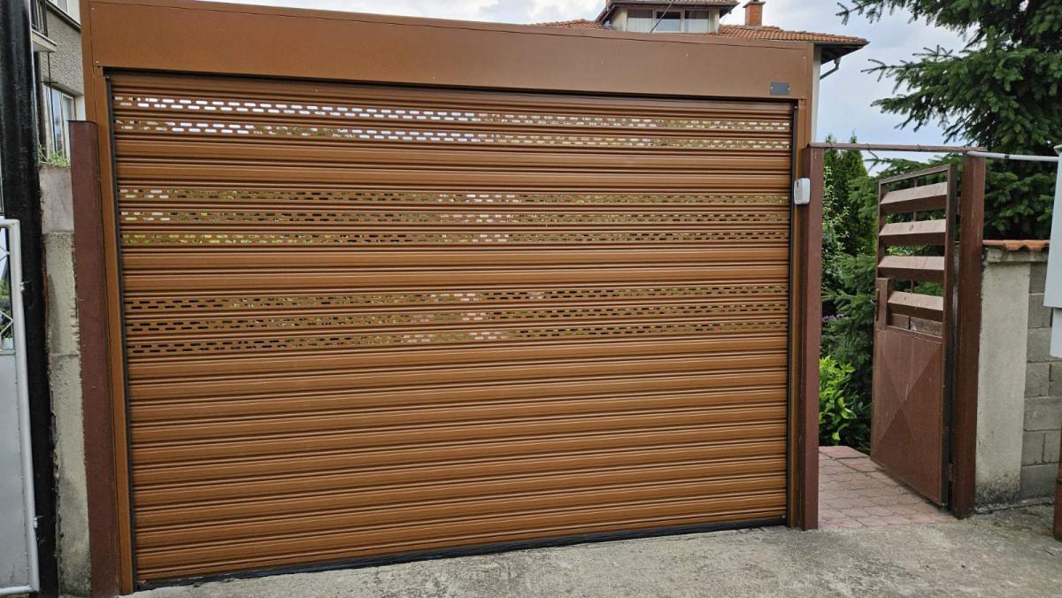 Ролетна врата с едра перфорация