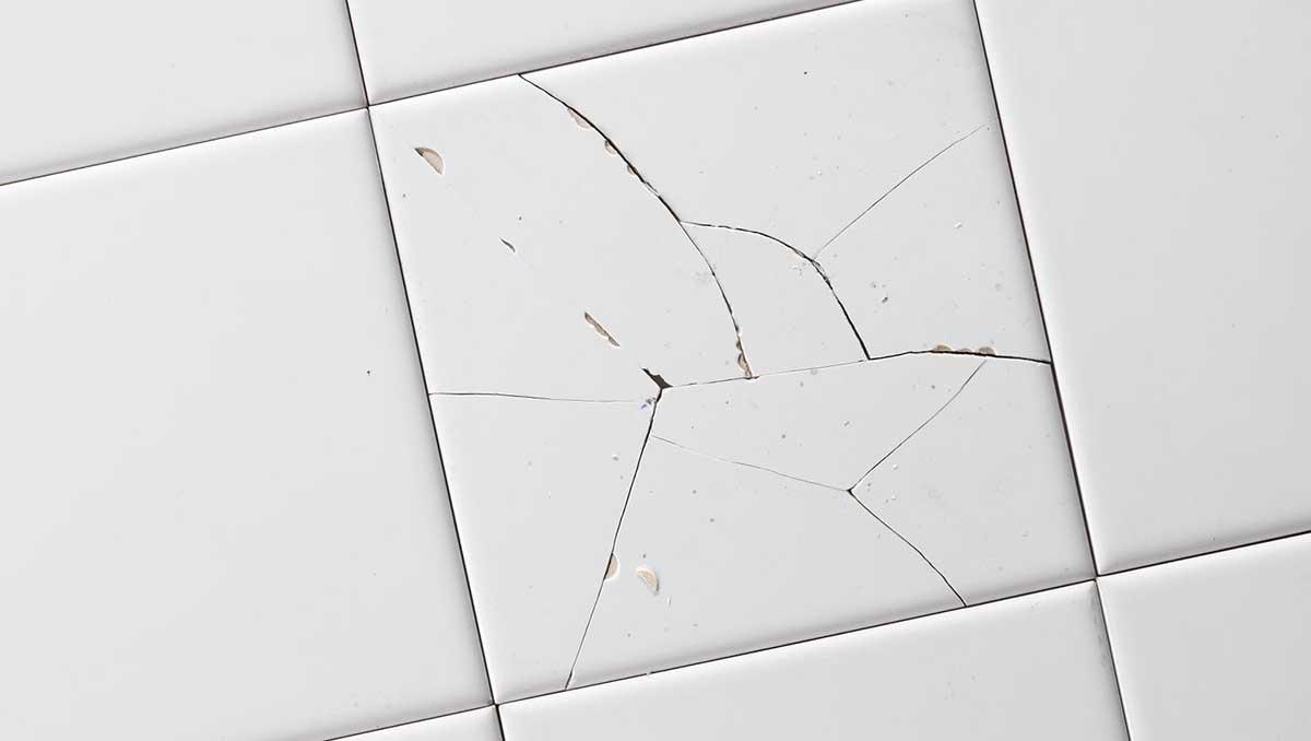 Счупена фуга в банята – защо не трябва да я оставяш за „по-късно