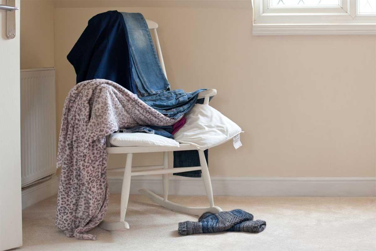 Столът с дрехите в спалнята