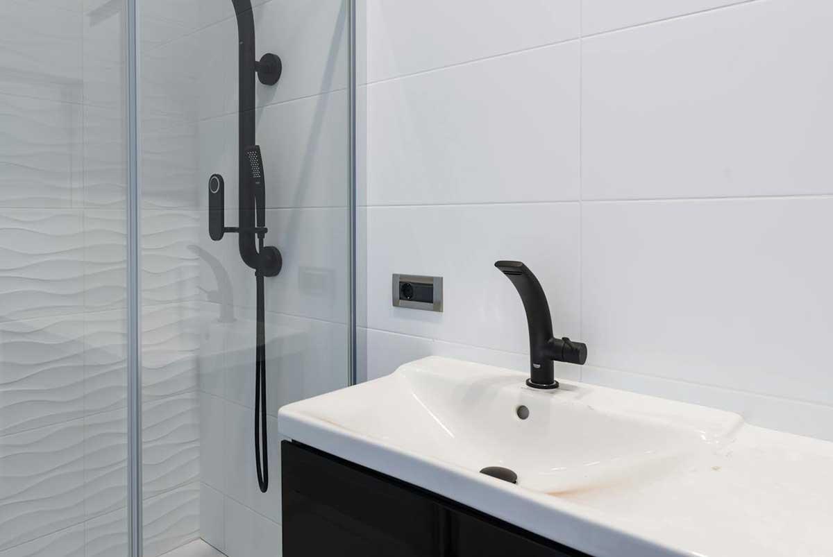 Черни смесители в банята, но практични ли са?