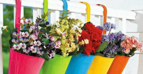 Как да украсите дома си с висящи саксии с цветя