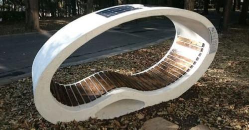 Бургазлии зареждат телефони и таблети чрез соларна пейка