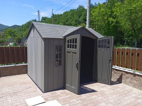 Пластмасова барака  по Канадски патент,с Термо стени с две отвараеми врати навън.Предлага се в много размери.