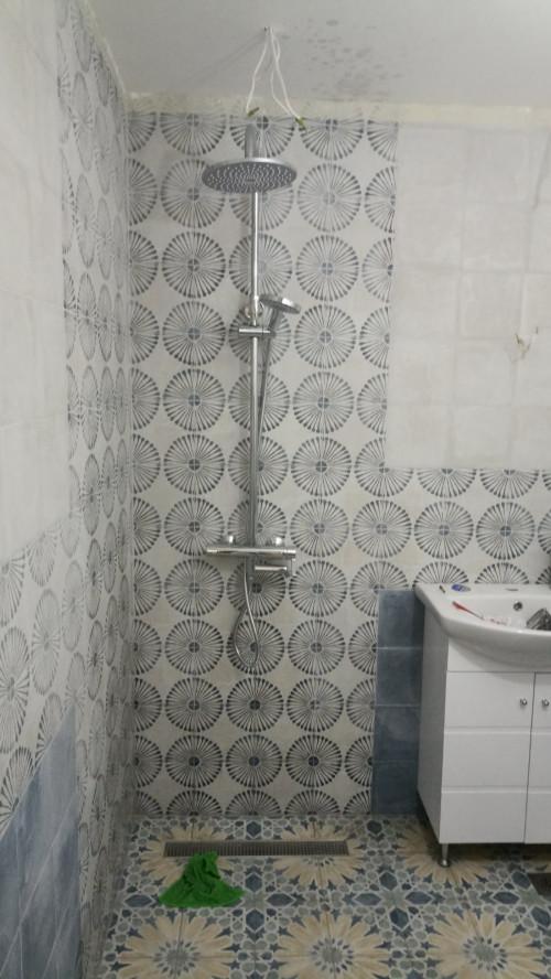 Душ и плочки по стени