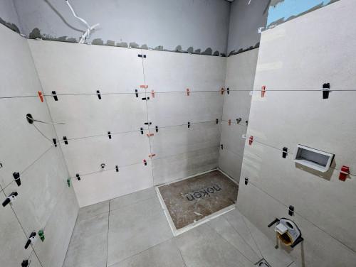 Плочки по стени и под