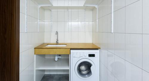 Как да скриеш бойлера, пералнята или тръбите с малко пари и много вкус