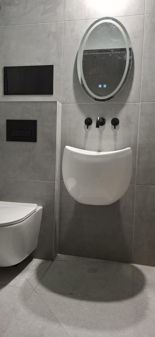 Модерна баня: Сиво и Дърво