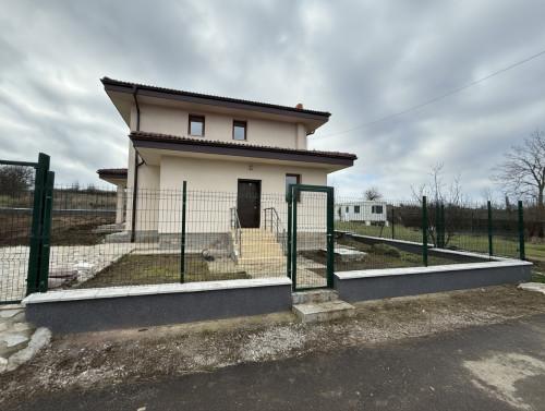 Измазване на ограда и полагане на шапки