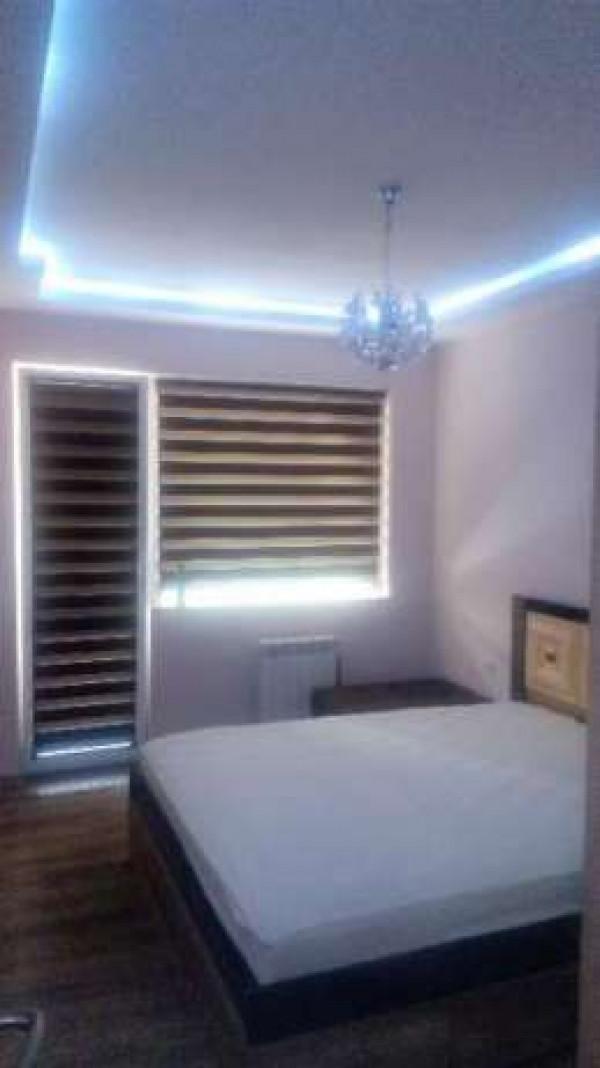 спалня с окачен таван със скрито осветление