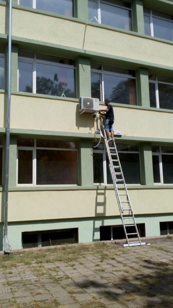 Поставяне на климатици на филиал на ВТУ в гр.Враца