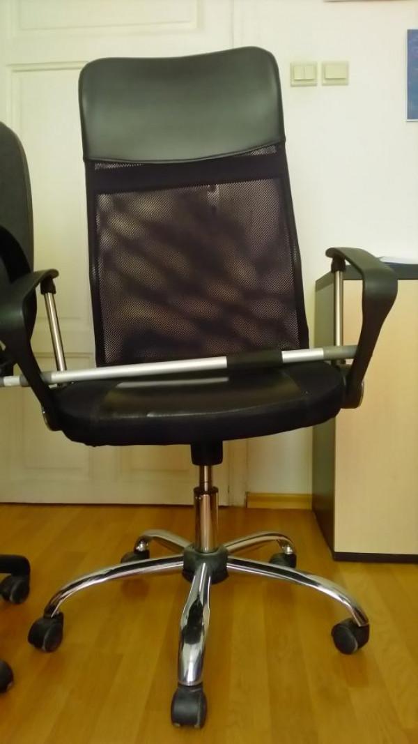 столът с наведена седалка