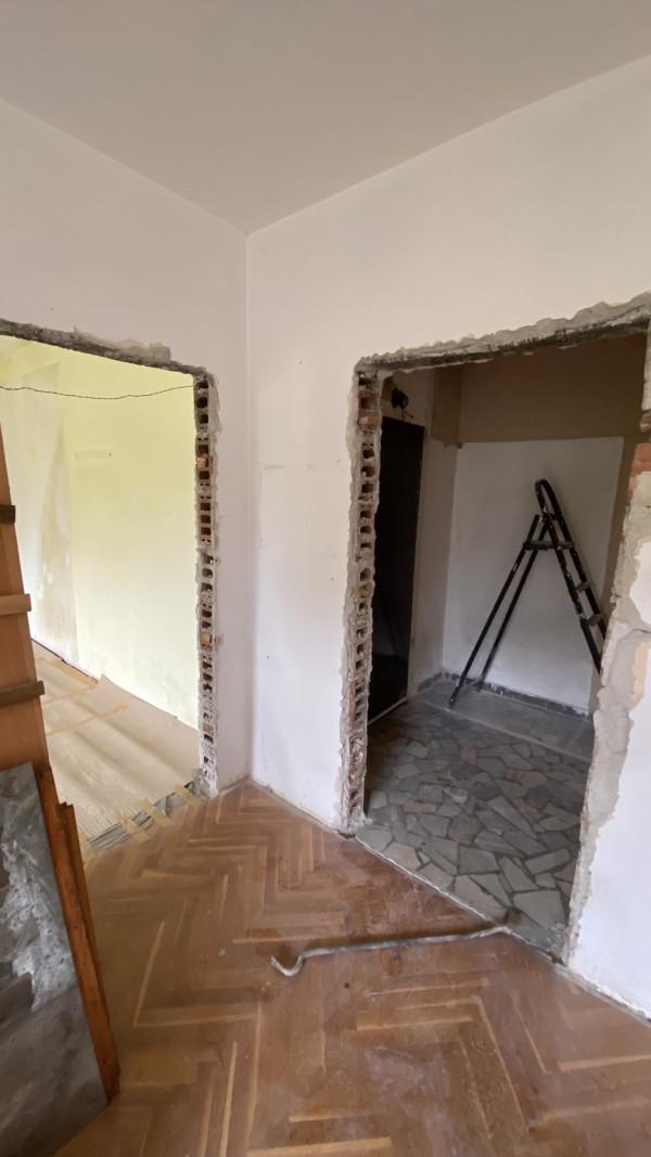 Свалени врати и почистено