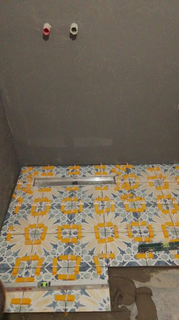 Линеен сифон и плочки на под