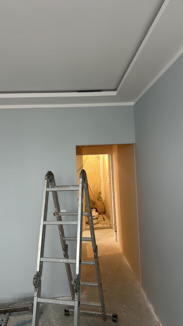 Монтаж на картон със скрито осветление. Шпакловка на стени и тавани, полагане на латекс.