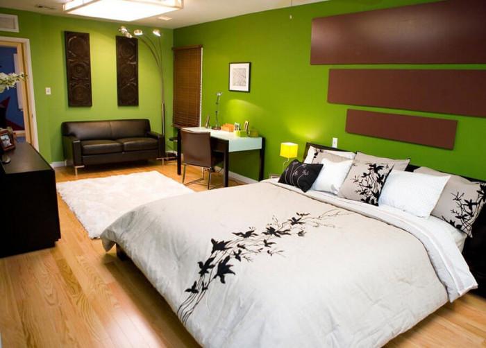 Модерната спалня притежава обзавеждане от дърво и зелени стени