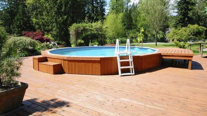Почистете дървените елементи на басейна с помощта на мека кърпа и хладка вода