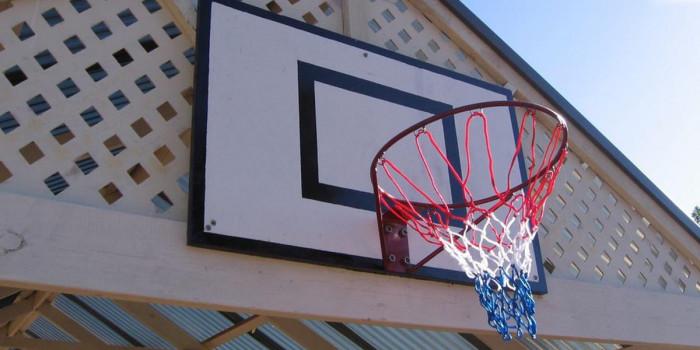 Спортни мигове в двора с кош за баскетбол