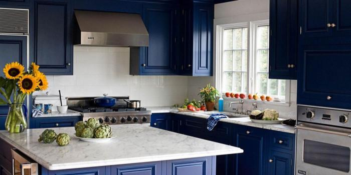 Сини и зелени шкафове в кухнята