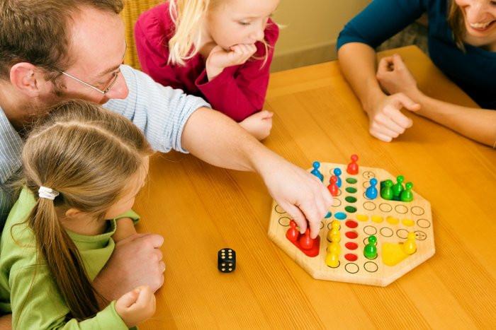 7 идеи за игри у дома, които ще сплотят семейството