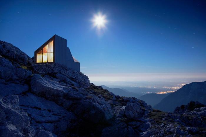 Модерен планински заслон с впечатляваща архитектура