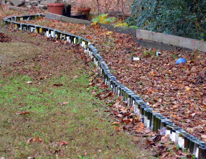 Контури на градински алеи от празни бутилки
