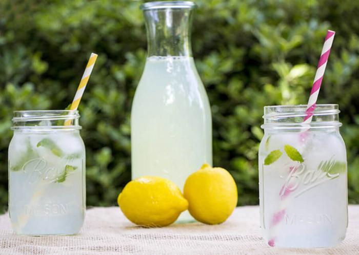Опитайте тази освежаваща напитка с мента и лимон