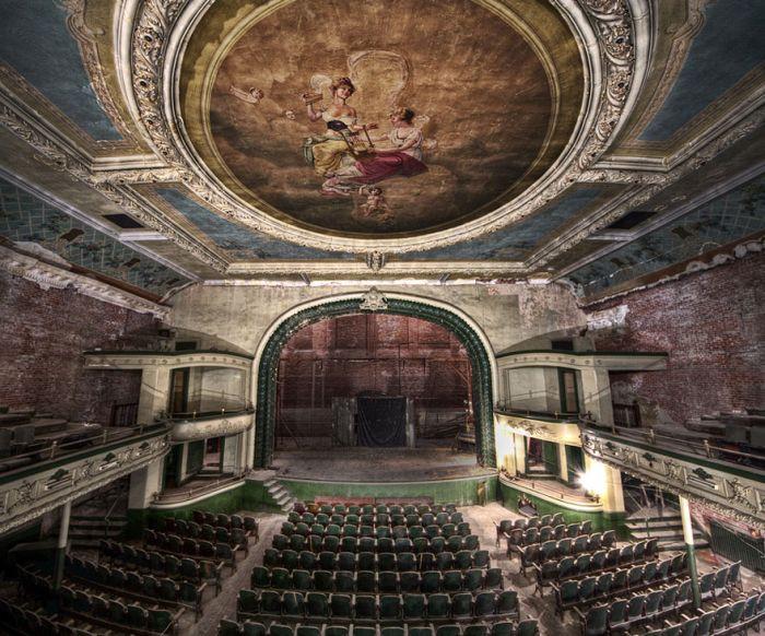 Изоставеният театър в Ню Бедфорд, САЩ
