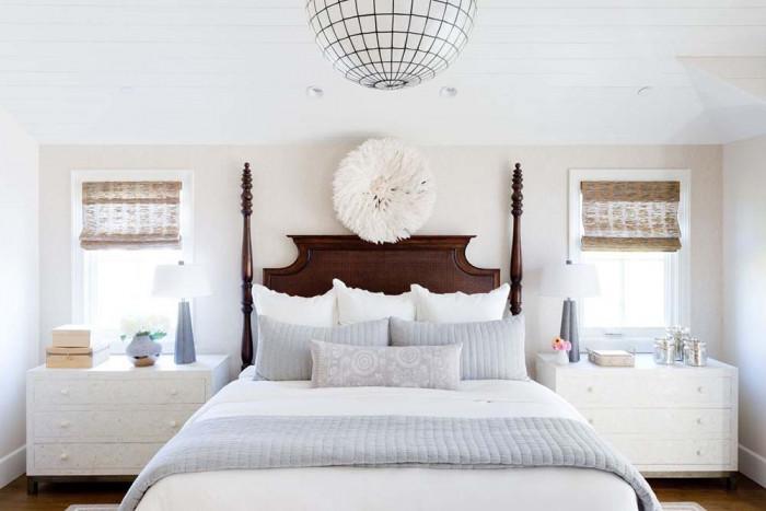 Бяла спалня с дъх на море и слънчево докосване