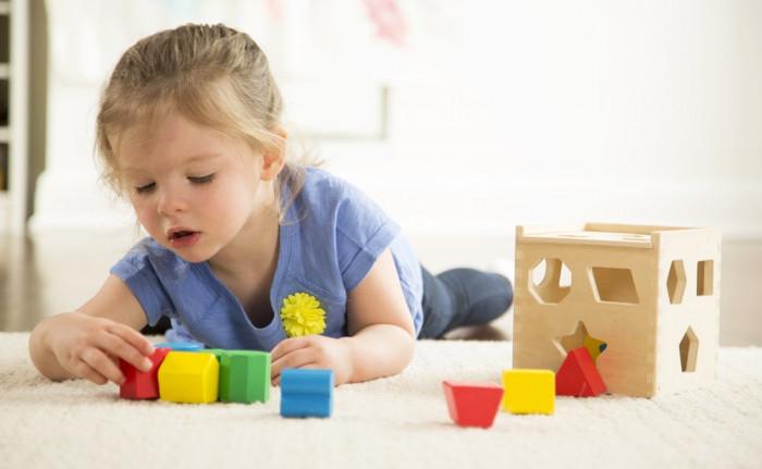 Цветове, форми и числа превземат детската чрез дървена играчка!