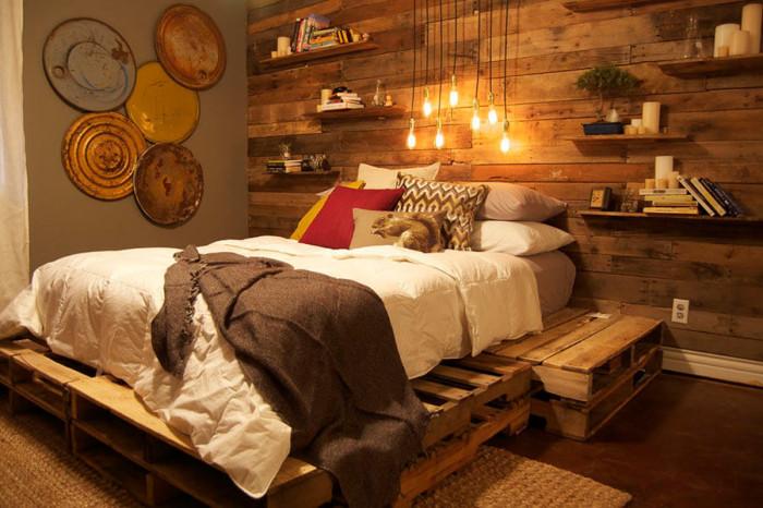 Съчетайте универсалното легло от палети с впечатляваща стенна декорация