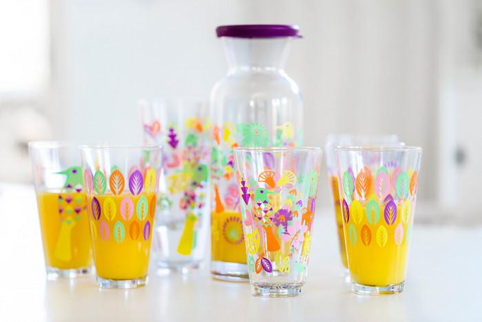 Заложете на чаши със закачливи цветни мотиви