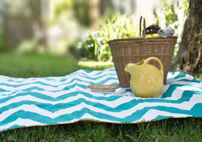 Придайте цвят на градината с това меко одеяло за пикник