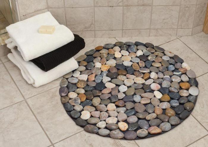 Постелката за баня от камъчета е ефектно допълнение към нейния дизайн