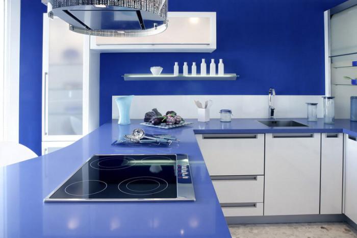 Създайте невероятни контрасти с бели изчистени шкафове и ярко син плот