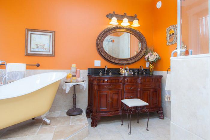 Комбинирайте оранжевото в банята с различни материали