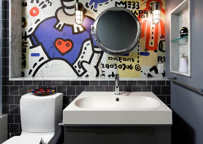 Съчетайте графитите в банята с голямо огледало и впечатляващо осветление
