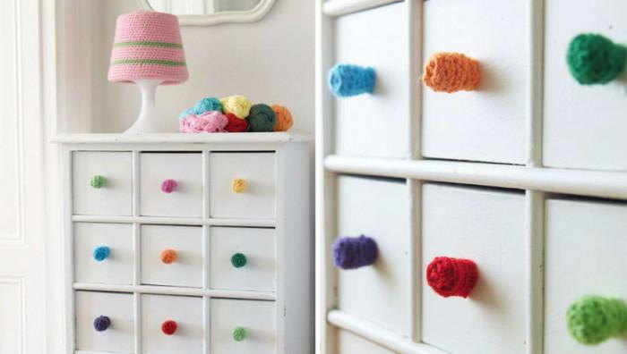 Разноцветни помпони красят белите шкафове