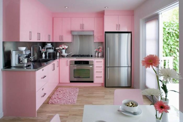 Кокетната розова кухня грабва вниманието още от прага на дома