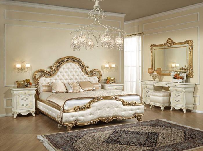 Бяло и златно се свързват хармонично в класическа спалня