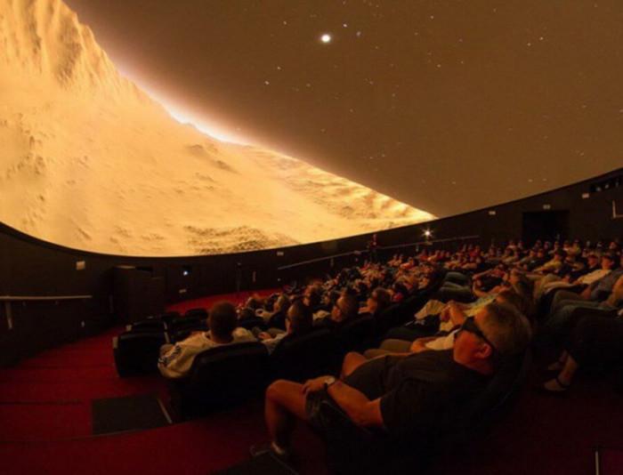 8-метров купол представя 3D филми за Космоса