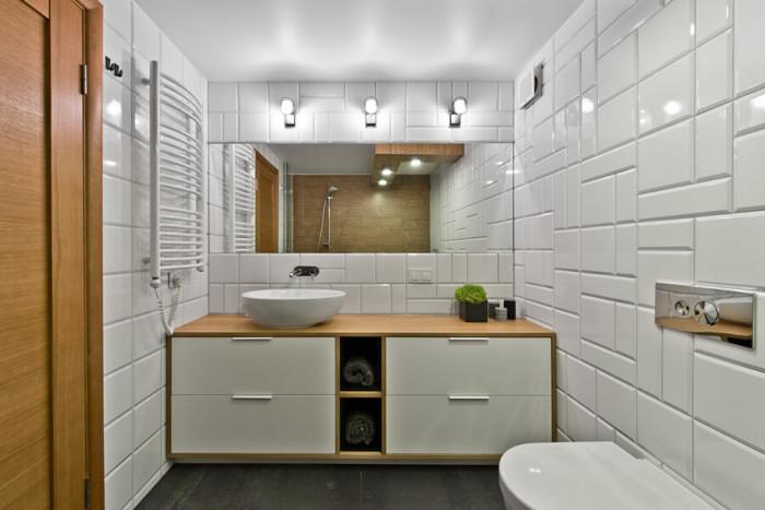 Банята е обзаведена изцяло в стила на жилището