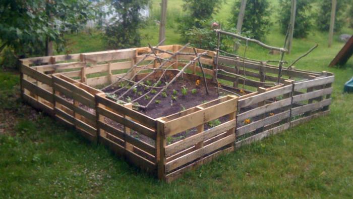Защита на засадените плодове и зеленчуци с прости дървени огради