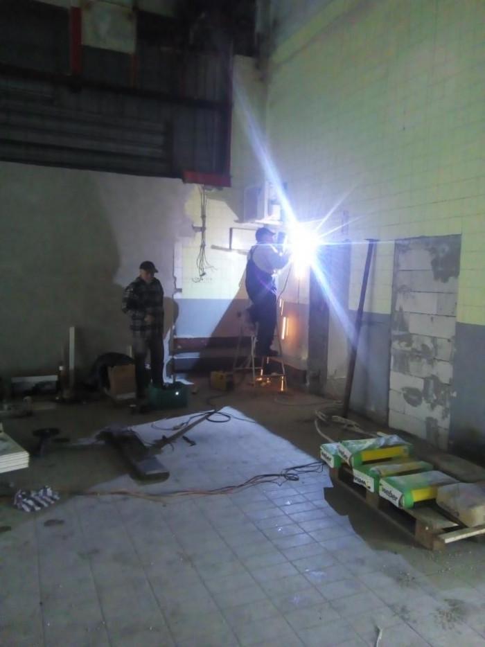 Удължавена на щурц с цел допълнително укрепване и направа на отвор за прозорец.