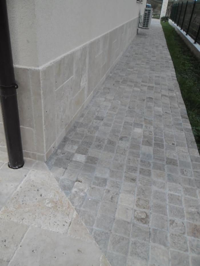 Облицовка с травертин и гнайс