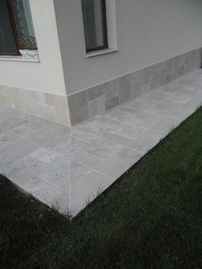 Облицовка с травертин и гнайс